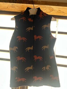 Wrangler Blues Navy Vest with Rust Horse Motif